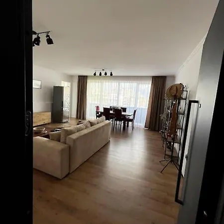 E Apartment, In Center, Cozy טיראנה
