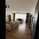 E Apartment, In Center, Cozy 티라나