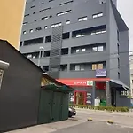 E Apartment, In Center, Cozy 티라나